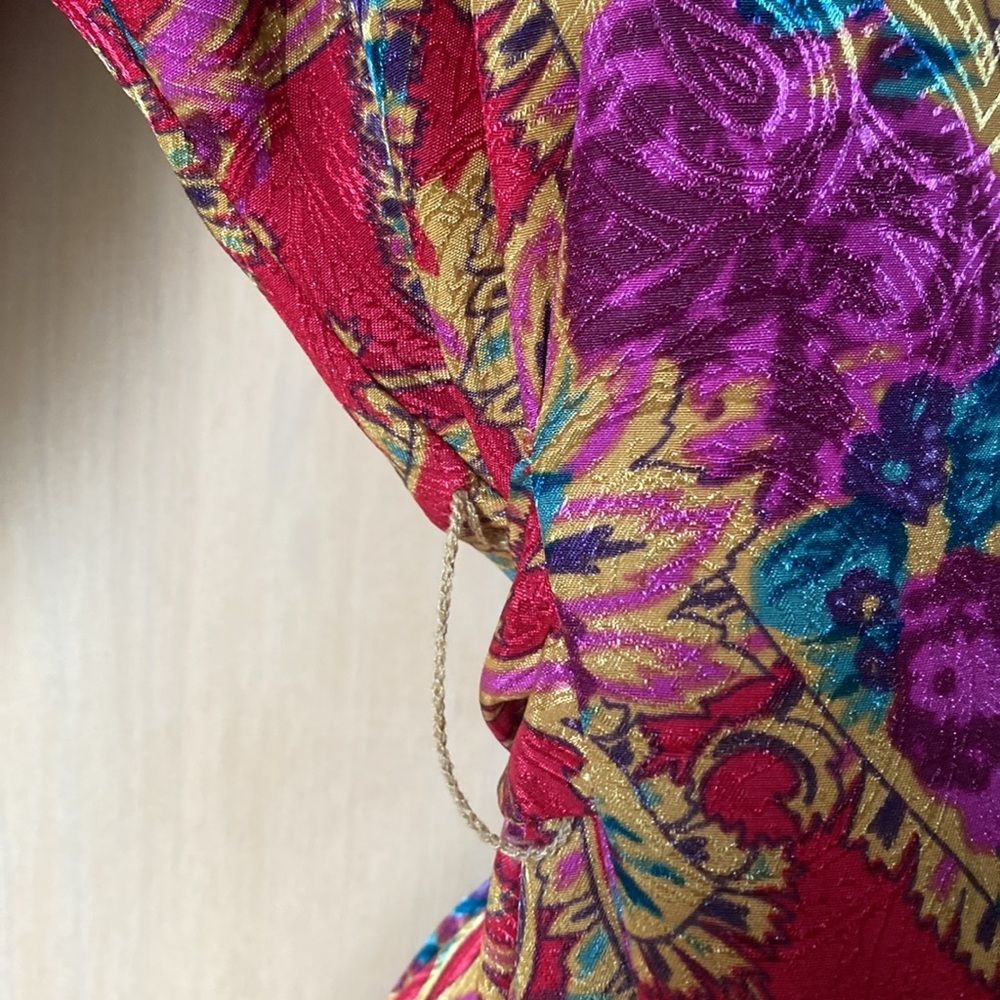 MIDI LENGTH BATHROBE. Gorgeous rich reds, golds and purple tones. - Picture 5 of 8